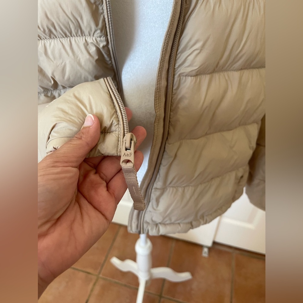 Abercrombie And Fitch Lightweight Packable Puffer… - image 2